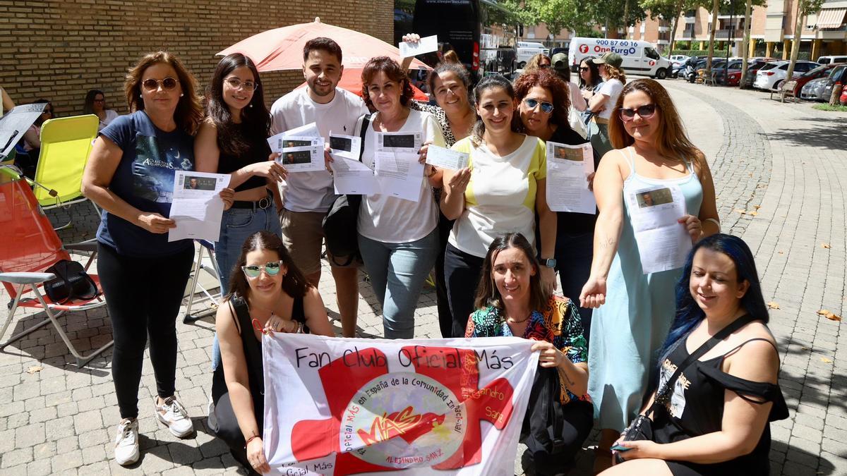 Fans de Alejandro Sanz, con pancartas y entradas, junto a la plaza de toros de Córdoba.