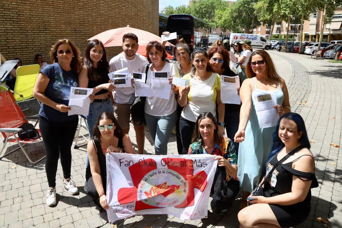 Fans de Alejandro Sanz, con pancartas y entradas, junto a la plaza de toros de Córdoba.