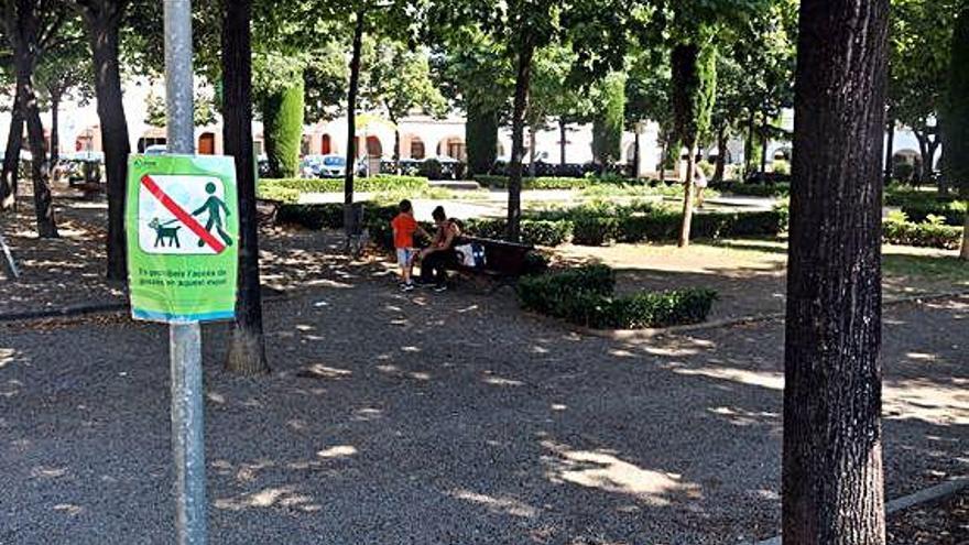 Un cartell prohibint l&#039;entrada de gossos en un parc de la ciutat de Girona.