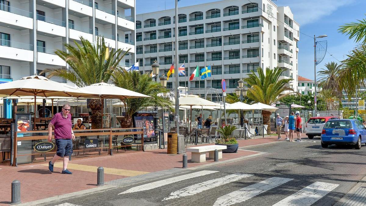 Edificios de apartamentos en una zona turística de Canarias.