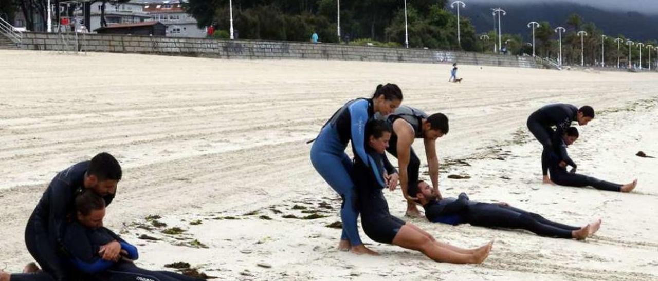 Prácticas de salvamento en Samil  |  El pasado viernes, aprovechando el mal tiempo y la casi ausencia de bañistas, integrantes del servicio de socorrismo de Vigo aprovecharon para realizar prácticas de salvamento en la playa de Samil de Vigo. El servicio dependiente del Concello que coordina Carlos Vales, presente en diez playas incluyendo Rodas y Figueiras en las islas Cíes, está integrado por Protección Civil, personal sanitario y socorristas de Cruz Roja. El teléfono de emergencias para los arenales vigueses es 986248401.