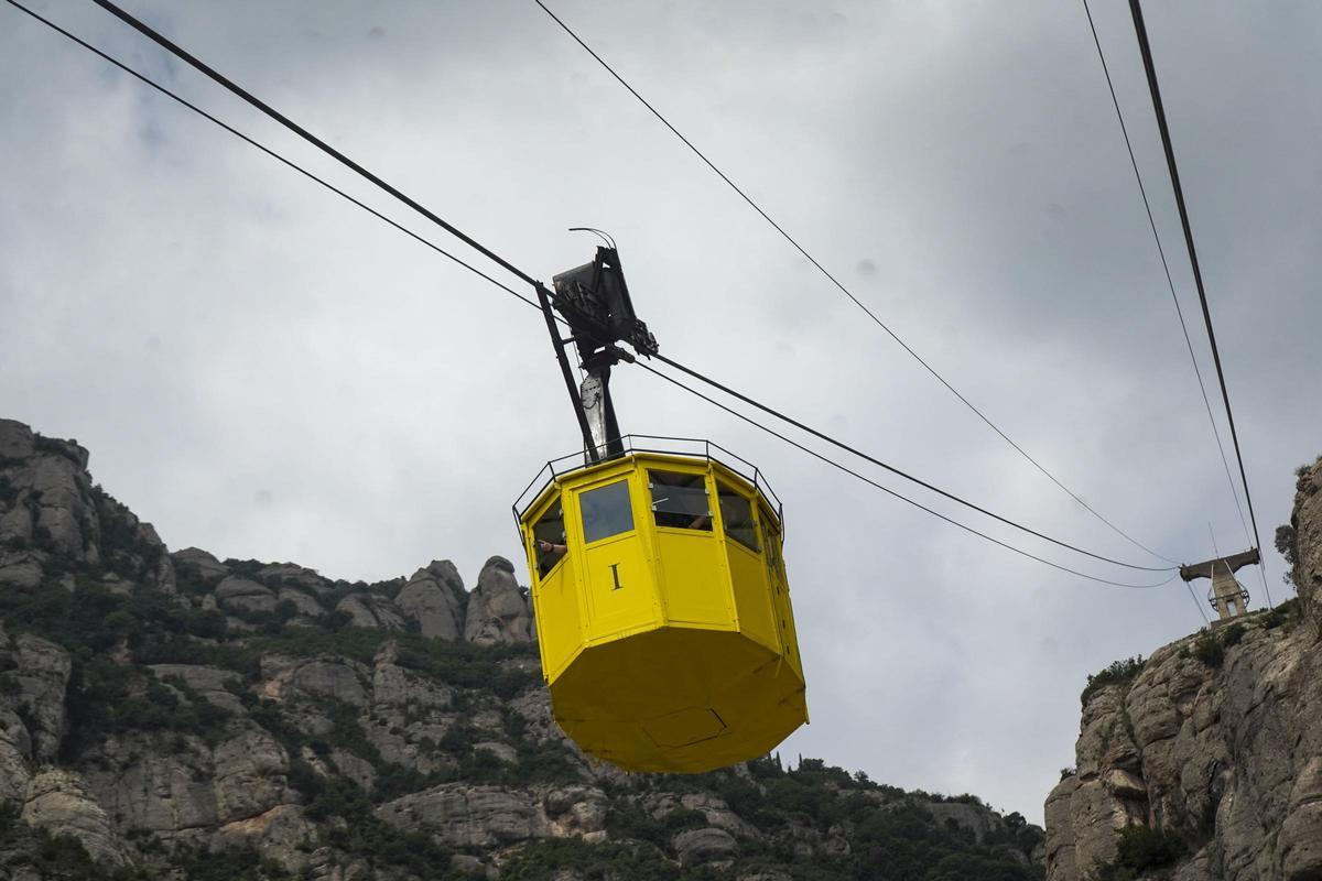 Una de les populars 'cistelles' grogues de l'aeri de Montserrat