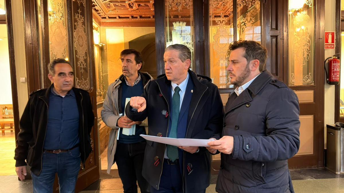 El presidente de la Diputación, Javier Faúndez, antes de la firma del acta de replanteo.