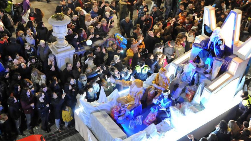 Una cavalcada a Figueres, en una imatge d&#039;arxiu