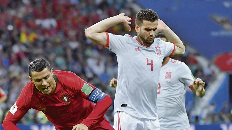 Cristiano Ronaldo y Nacho, en la jugada del penalti que supuso el 1-0.