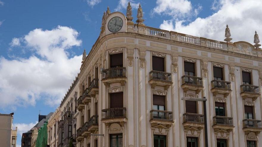 El reloj de Zamora vuelve a marcar las horas gracias a Banco Sabadell
