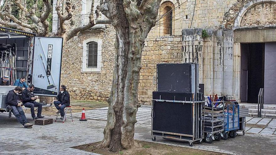 Alguns tècnics davant la canònica de Vilabertran