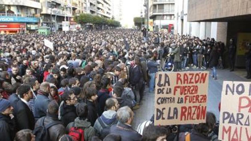 Concentración ante la puerta de la Delegación del Gobierno en Valencia en protesta por la situación en el instituto Lluís Vives y los incidentes que por este motivo se produjeron ayer entre estudiantes y Policía Nacional que se saldaron con 21 detenciones.