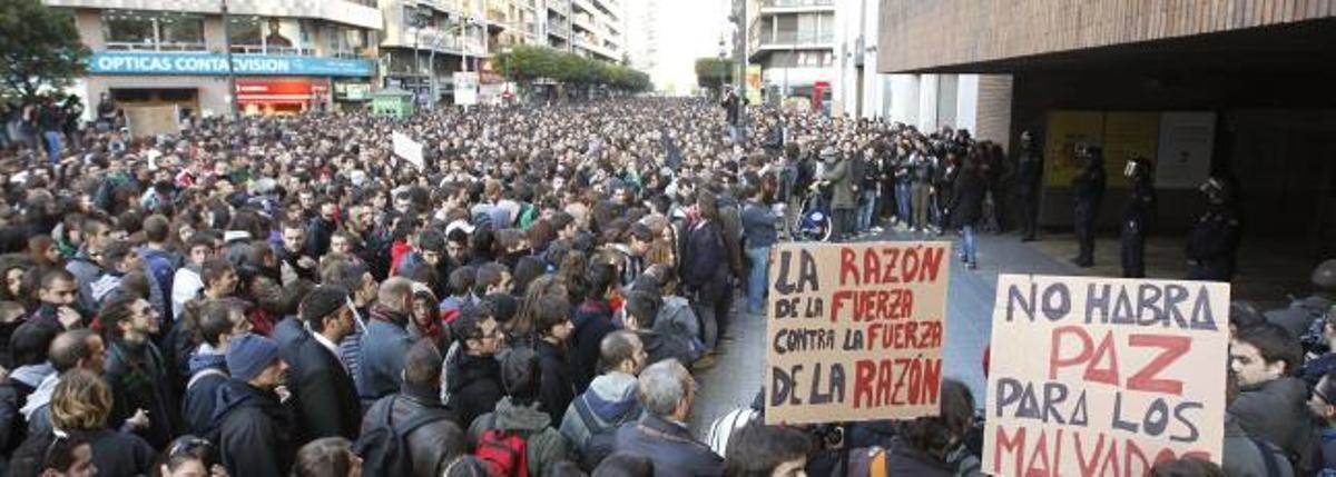 Concentración ante la puerta de la Delegación del Gobierno en Valencia en protesta por la situación en el instituto Lluís Vives y los incidentes que por este motivo se produjeron ayer entre estudiantes y Policía Nacional que se saldaron con 21 detenciones.