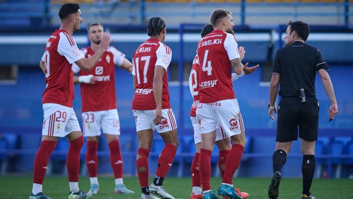 Los jugadores granas protestan al colegiado