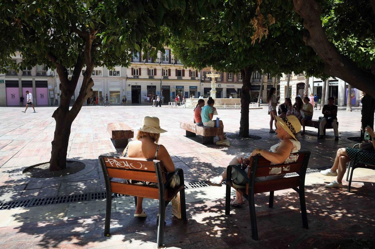 -Varias personas se refugian de la ola del calor en la capital