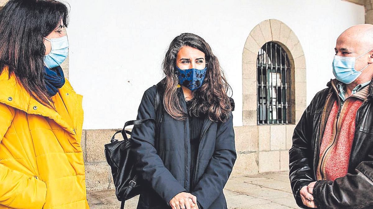 Los concejales de Unidas Podemos Consuelo López e Ildefonso Calvo flanquean a la secretaria general de la formación en Extremadura, Irene de Miguel.