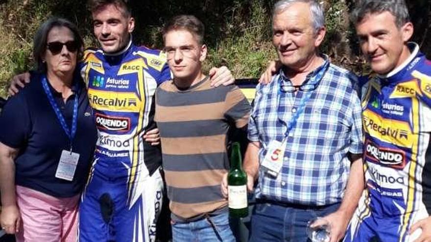 &quot;Cohete&quot; celebra la victoria con sus padres y hermano.