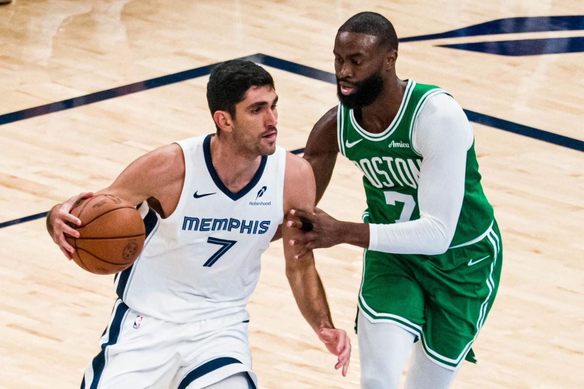 Santi Aldama (i) de Grizzlies disputa el balón con Jaylen Brown de Celtics este miércoles, en el FedExForum, en Memphis (Estados Unidos). EFE/ Matthew A. Smith