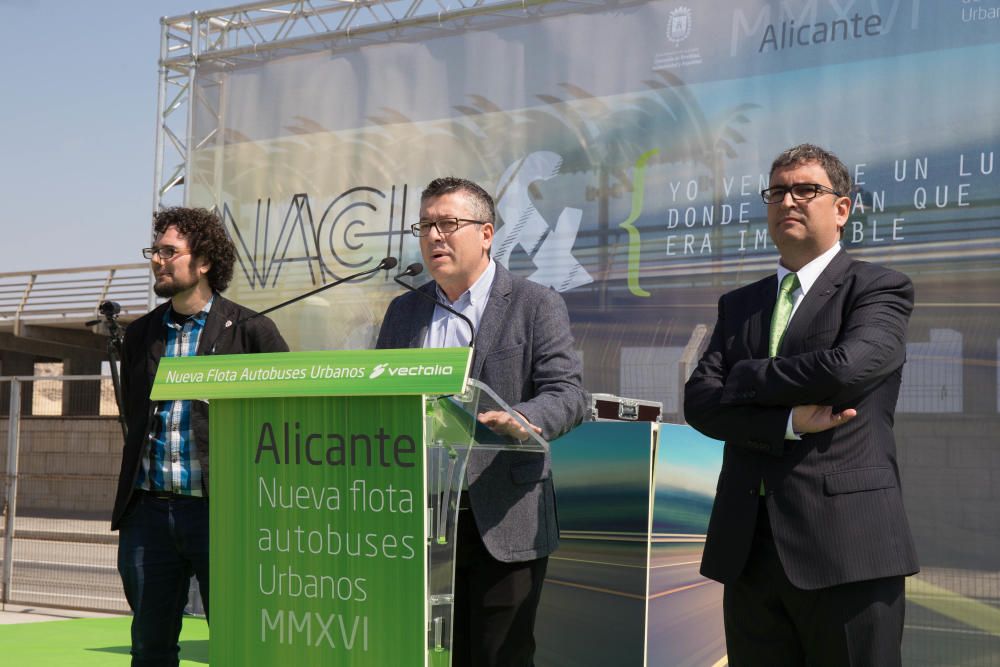 El rapero alicantino presenta ha presentado la nueva flota de vehículos accesibles e interpreta uno de sus temas