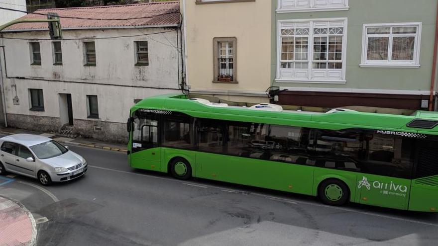 Un autobús circula por Arteixo.