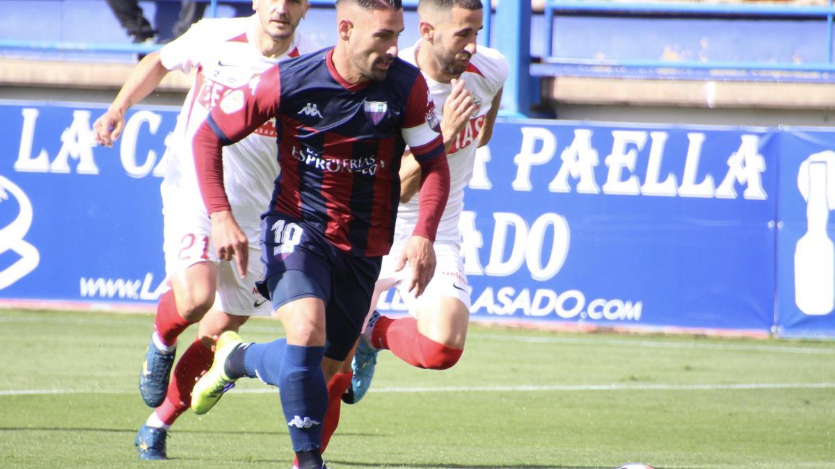 Kike Márquez avanza con el balón entre dos contrarios en el partido jugado ayer ante el Sanse.