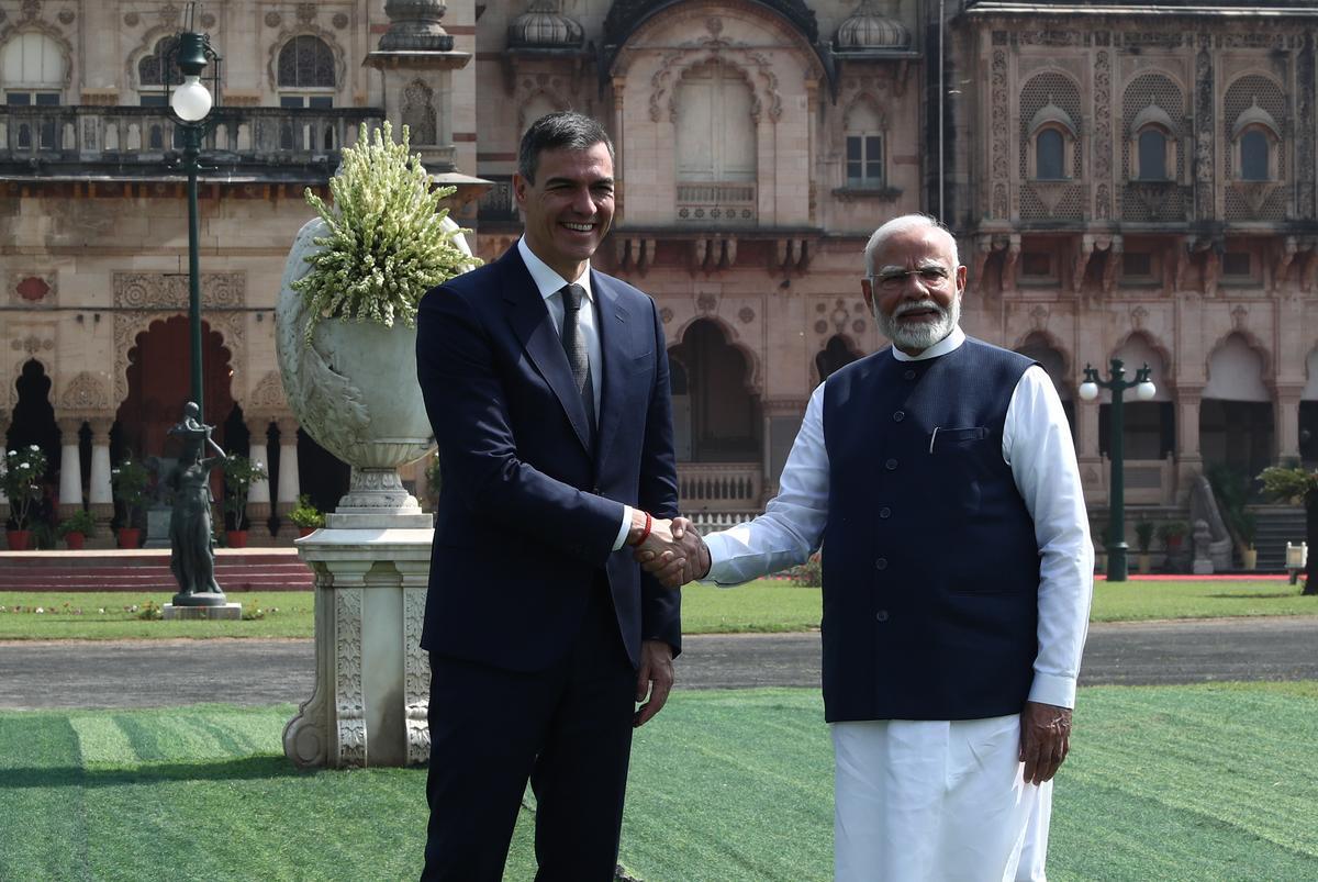 El presidente del Gobierno, Pedro Sánchez (i) y el primer ministro indio, Narendra Modi (d), posan frente al Palacio Lakhsmi Vilas en Vadodara, durante su visita oficial a la República de la India, a 28 de octubre de 2024.