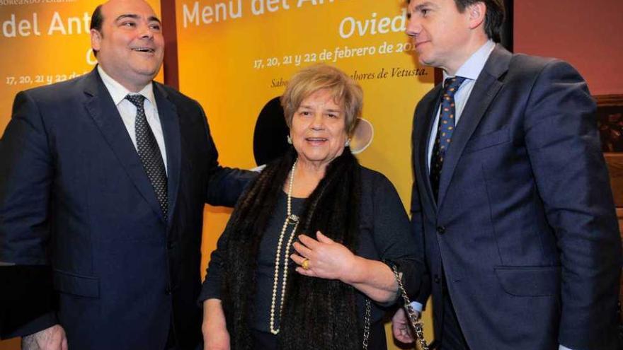 Agustín Iglesias Caunedo, Marilí Menéndez y José Luis Álvarez Almeida, durante el acto de ayer.