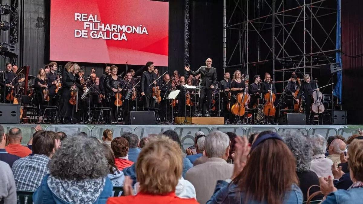 Actuación previa de la Real Filarmonía de Galicia (RFG) en la Quintana.