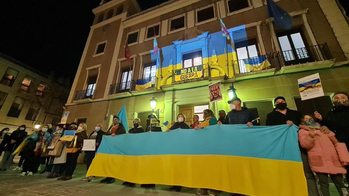 La protesta silenciosa contra la guerra en la plaza de la Constitución de Elda.