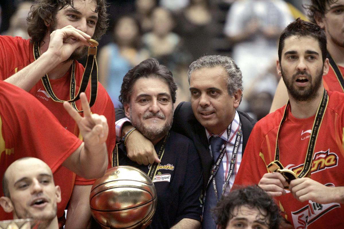 Pepu Hernández con el trofeo en la mano.