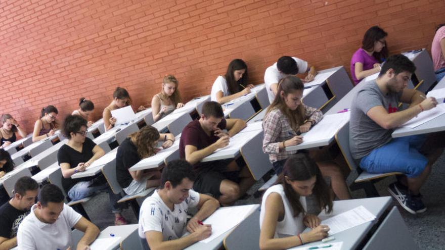 Prueba de selectividad en la Universitat de València.