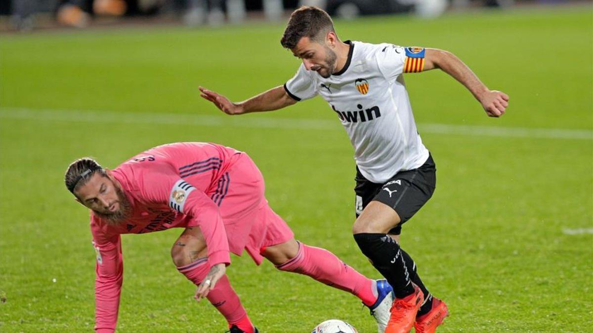 Gayà en una acción de partido en la victoria del Valencia frente el Real Madrid por 4-1