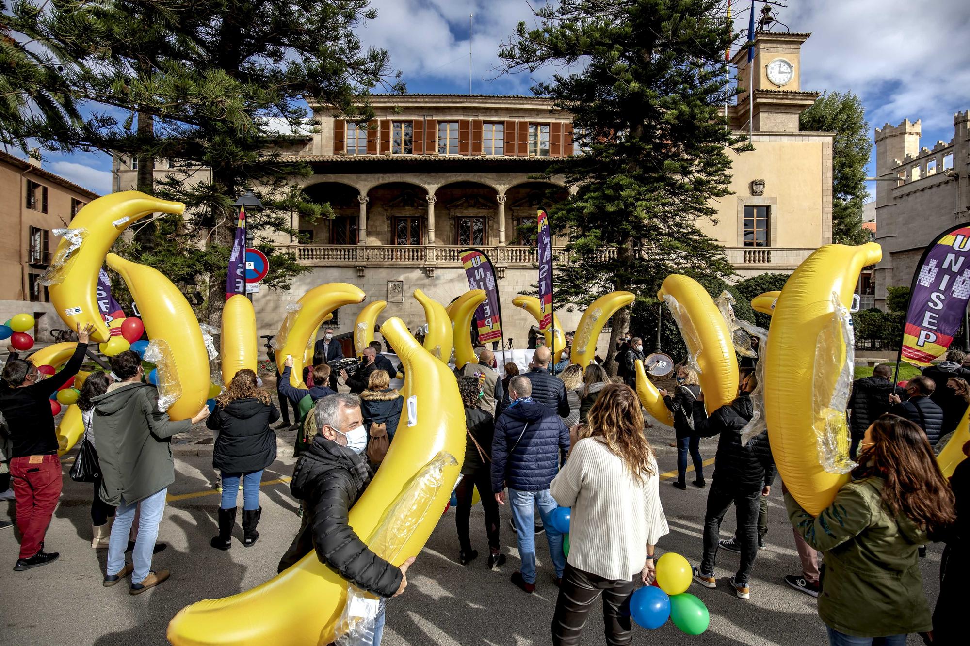 Beamte auf Mallorca ziehen mit Bananen vor den Regierungssitz