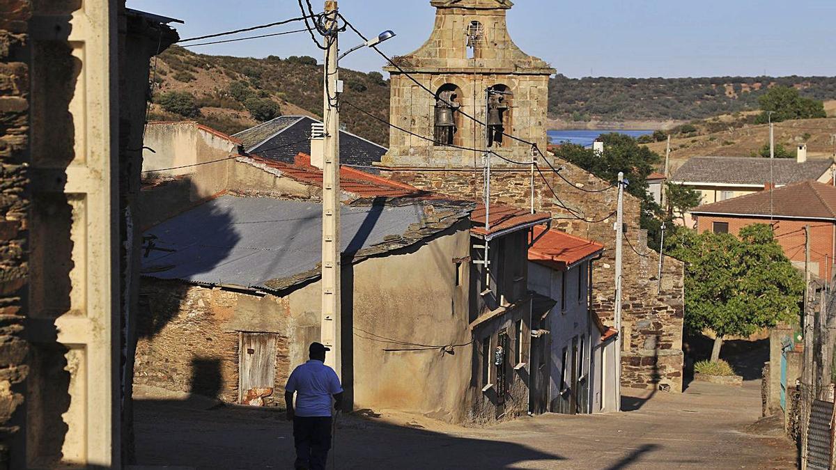 Un hombre camina solo por un pueblo de Zamora. | Jose Luis Fernández