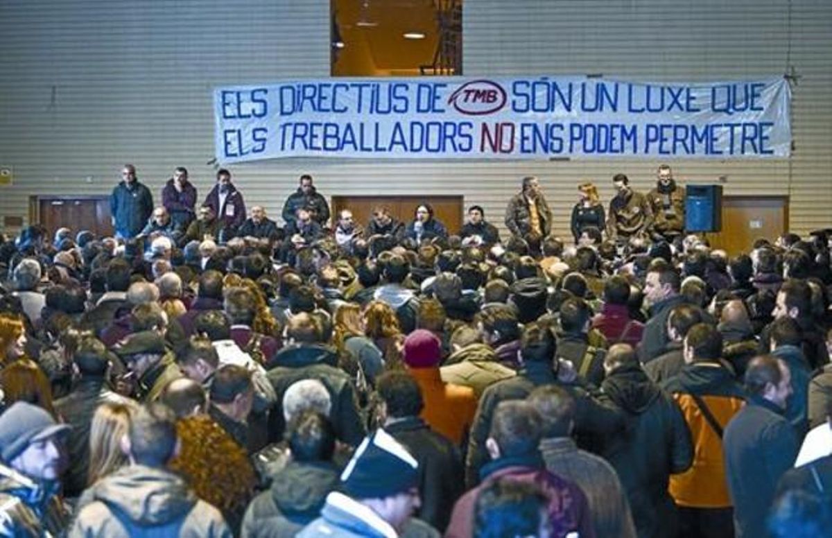 La plantilla de TMB, reunida en assemblea dimecres passat a les cotxeres de Sants, on van votar a favor de la convocatòria de vaga. La plantilla de TMB, reunida en assemblea dimecres passat a les cotxeres de Sants, on van votar a favor de la convocatòria de vaga.