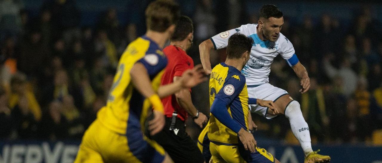 Lucas Pérez, rodeado de jugadores del Alcorcón en el partido de ayer. |  // LOF