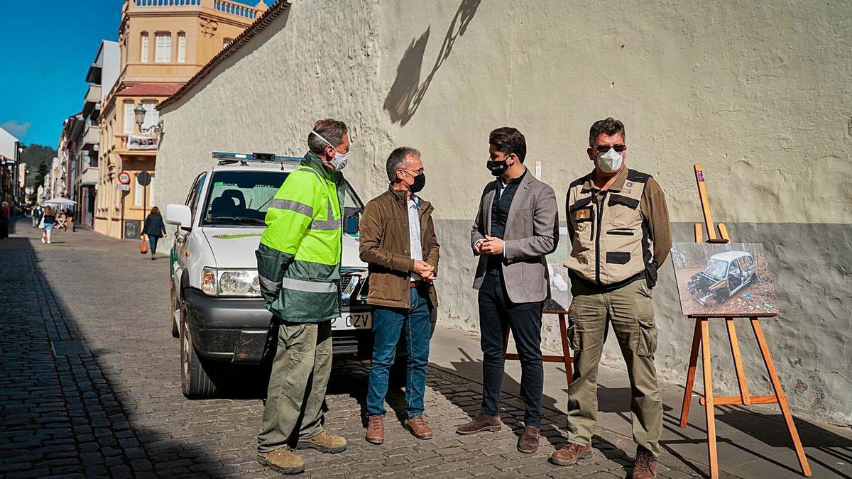 El edil de Medio Ambiente, José Luis Hernández, y el alcalde, Luis Yeray Gutiérrez, con los agentes en la presentación.