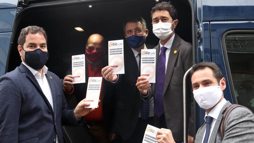 Pla obert del conseller de Territori i Sostenibilitat, Damià Calvet, acompanyat d&#039;altres autoritats en un dels autobusos que s&#039;utilitzen pel transport a demanda.