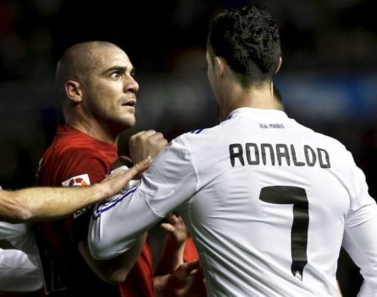 Pandiani i Cristiano Ronaldo (d’esquena) s’encaren al final del primer temps de l’Osasuna-Madrid. Pandiani i Cristiano Ronaldo (d’esquena) s’encaren al final del primer temps de l’Osasuna-Madrid.