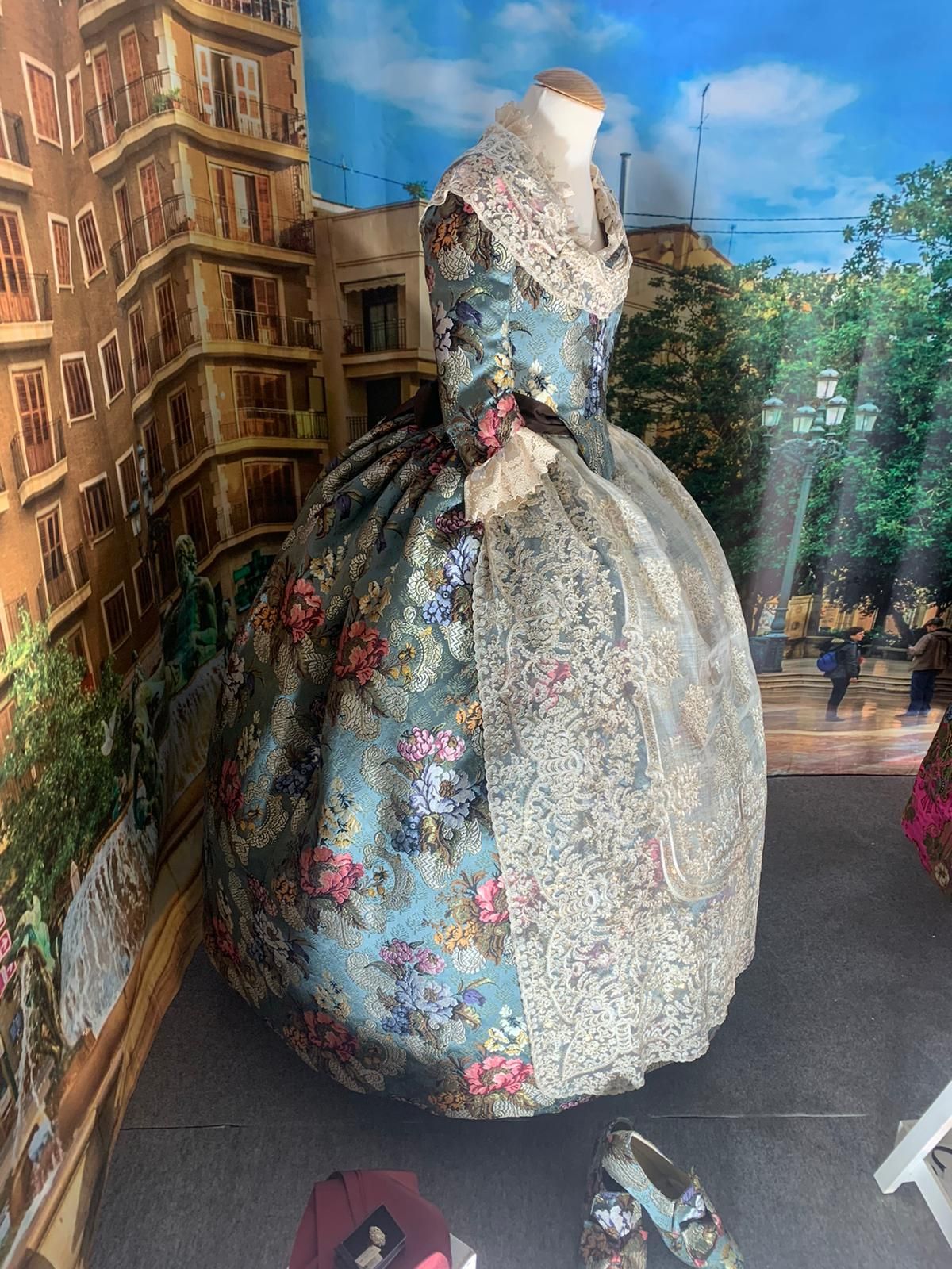 Una costumbre que pervive: exposicón de trajes Fallas 2022 en el Barrio Beteró