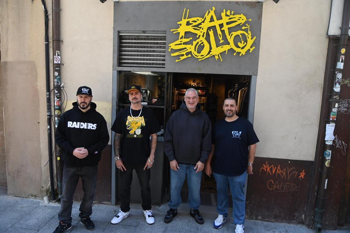 Los Violaldores del Verso inauguran su nueva tienda