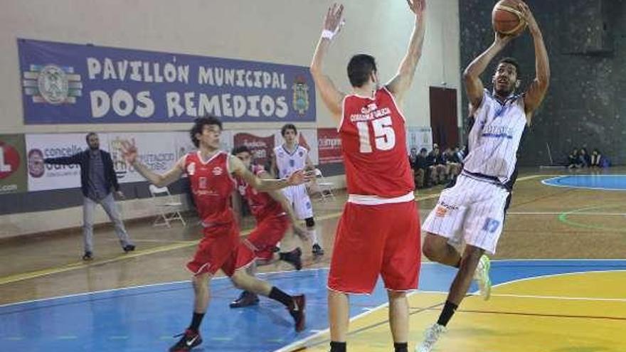 Miguel Young lanza a canasta ante el Chantada. // Jesús Regal