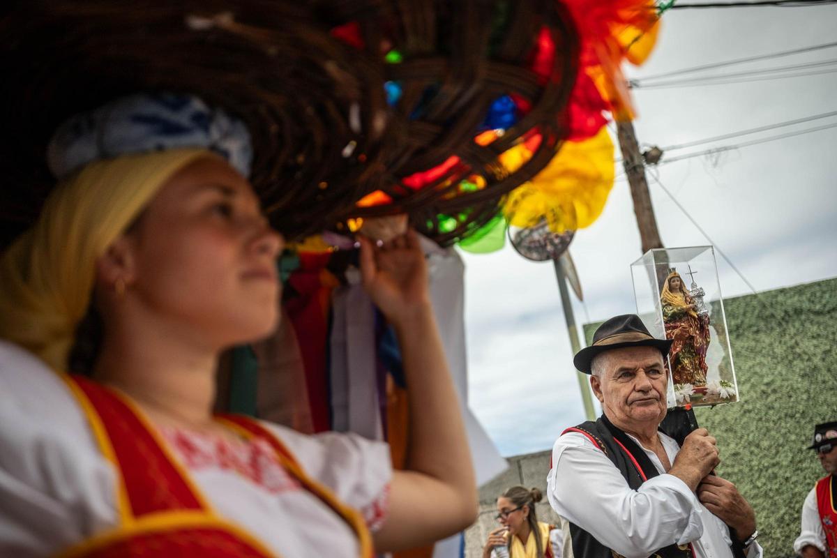 Subida de los cestos y bollos de Santa Bárbara (Icod de los Vinos)