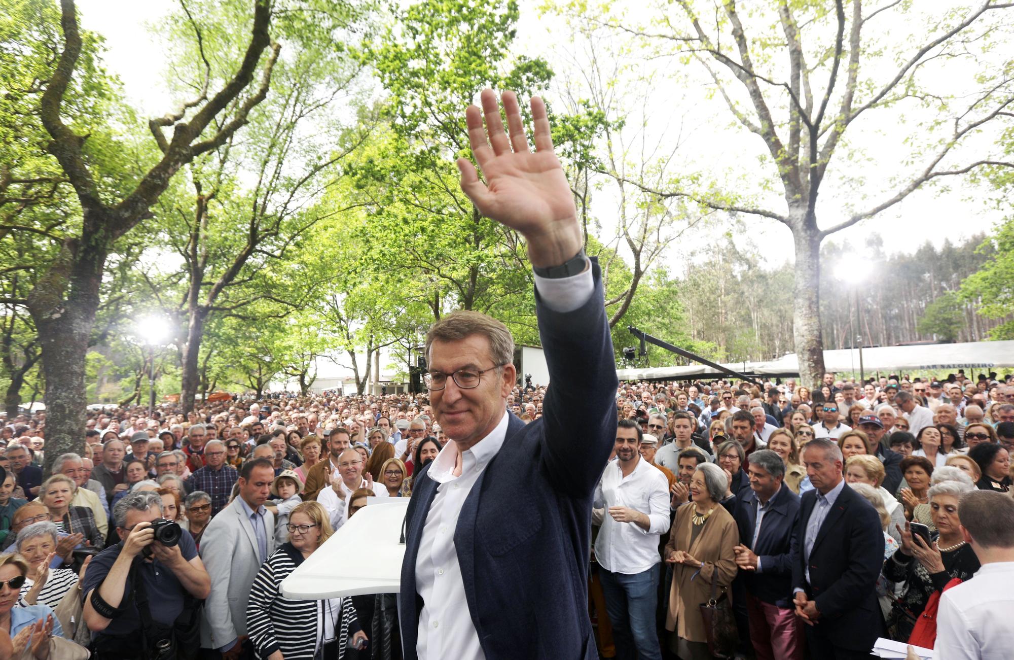 Feijóo se da un baño de masas a su regreso a Galicia