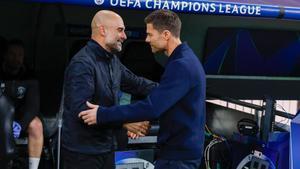 Xabi Alonso y Pep Guardiola, en el duelo entre Madrid y City