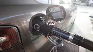 El precio de la gasolina vuelve a caer, mientras el gasóleo sigue al alza