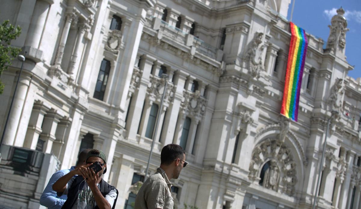 La bandera del colectivo LGTB en el Ayuntamiento de Madrid durante el Orgullo de 2017.