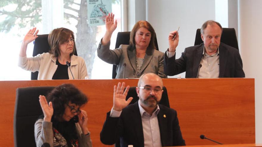 La bancada popular, ayer, ya sin Vicent Serra, incompleta a la espera de la entrada de Belén Torres.