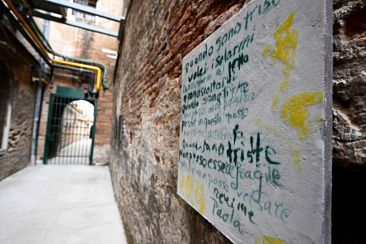 Fuera de la prisión de mujeres de Giudecca, que alberga el pabellón de la Santa Sede durante la inauguración previa de la exposición de arte de la 60ª Bienal de Venecia