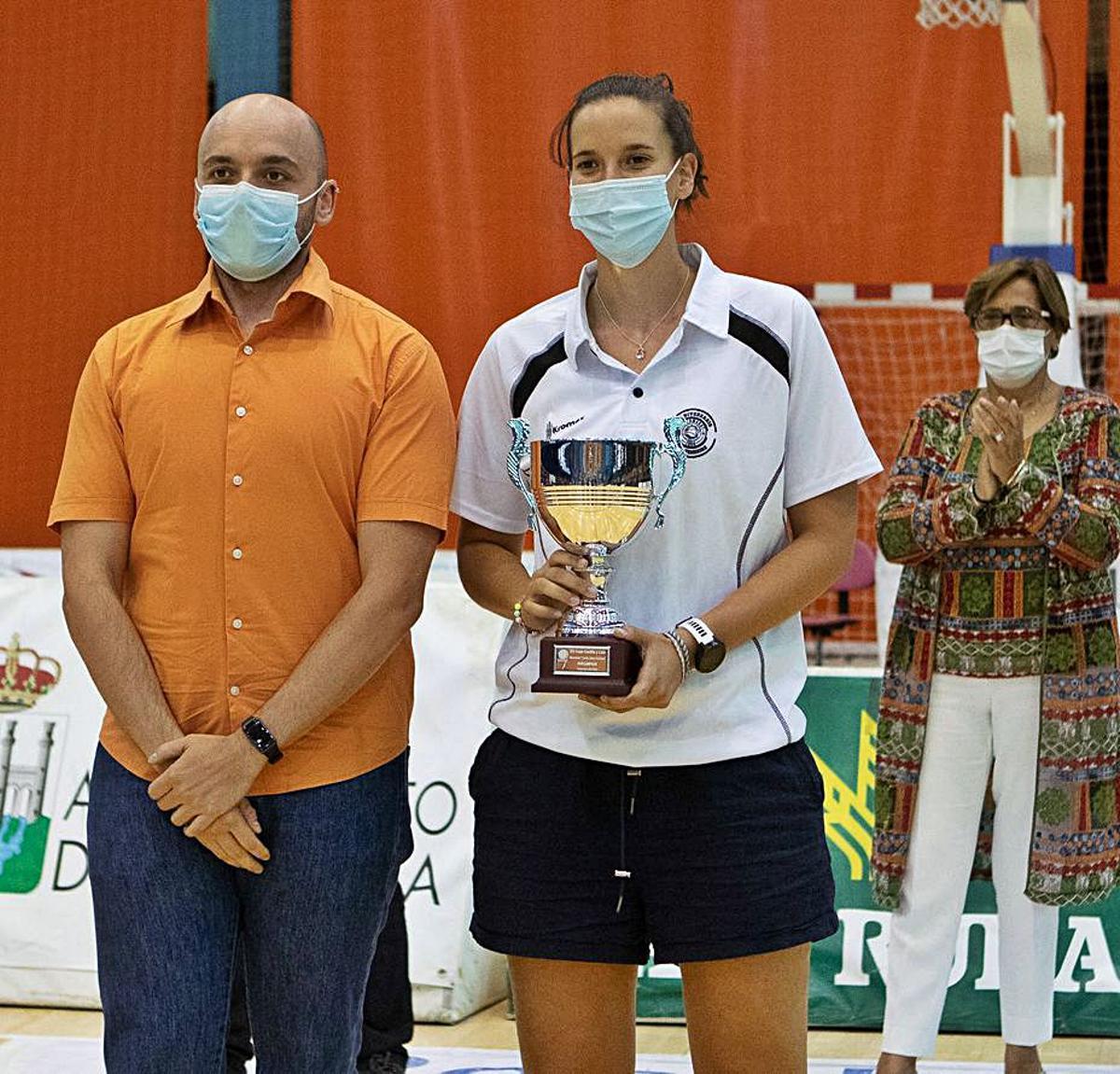 La capitana del Recoletas Zamarat, Marta Montoliú, recogió el trofeo de subcampeón. | Ana Burrieza