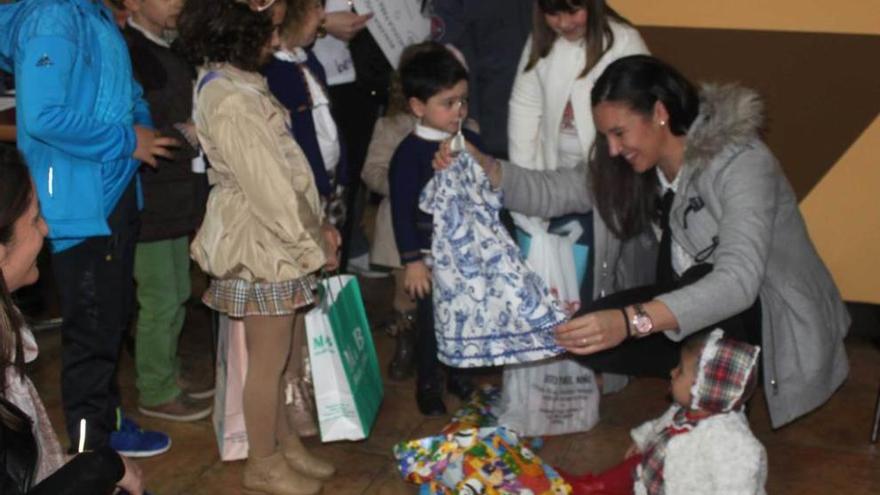 Valeria y su madre, Adriana Díez, reciben algunos de los regalos donados por las tiendas.
