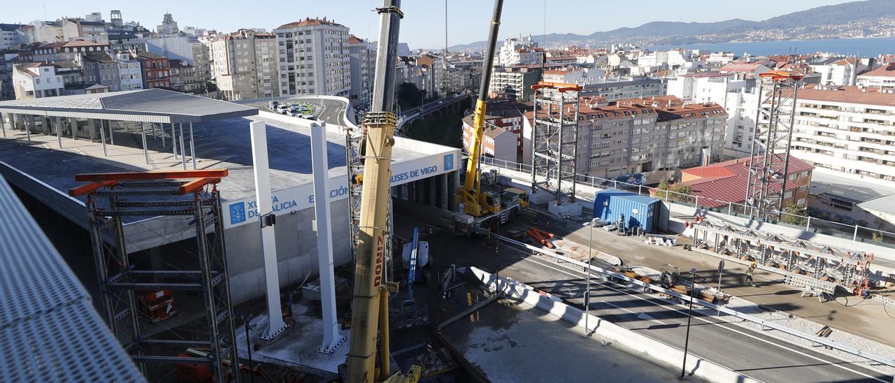 ESTADO ACTUAL DE LAS OBRAS DE CONSTRUCCION DEL ASCENSOR HALO, EN VIGO, AL LADO DE LA ESTACION INTERMODAL DE URZAIZ.