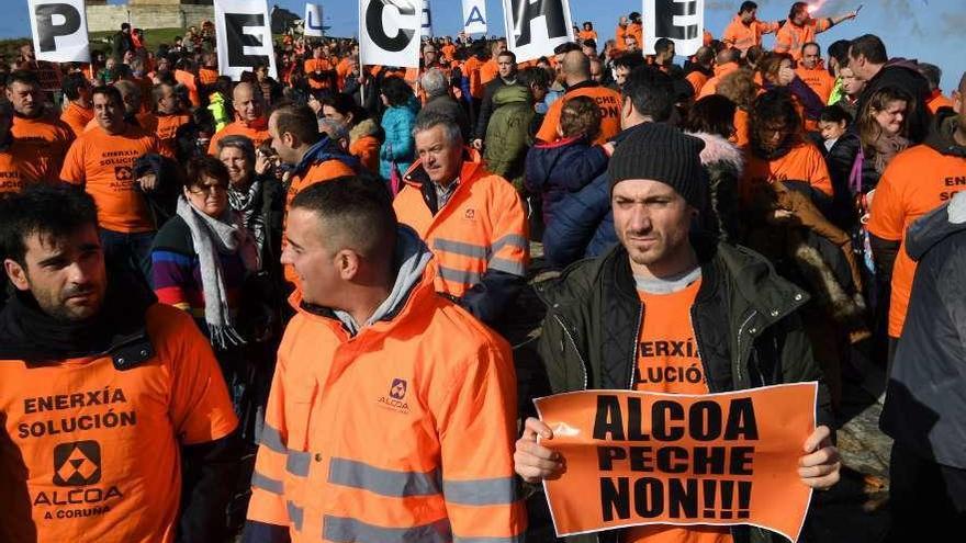 Trabajadores coruñeses de Alcoa en una protesta contra el cierre junto a la Torre de Hércules. // V. Echave