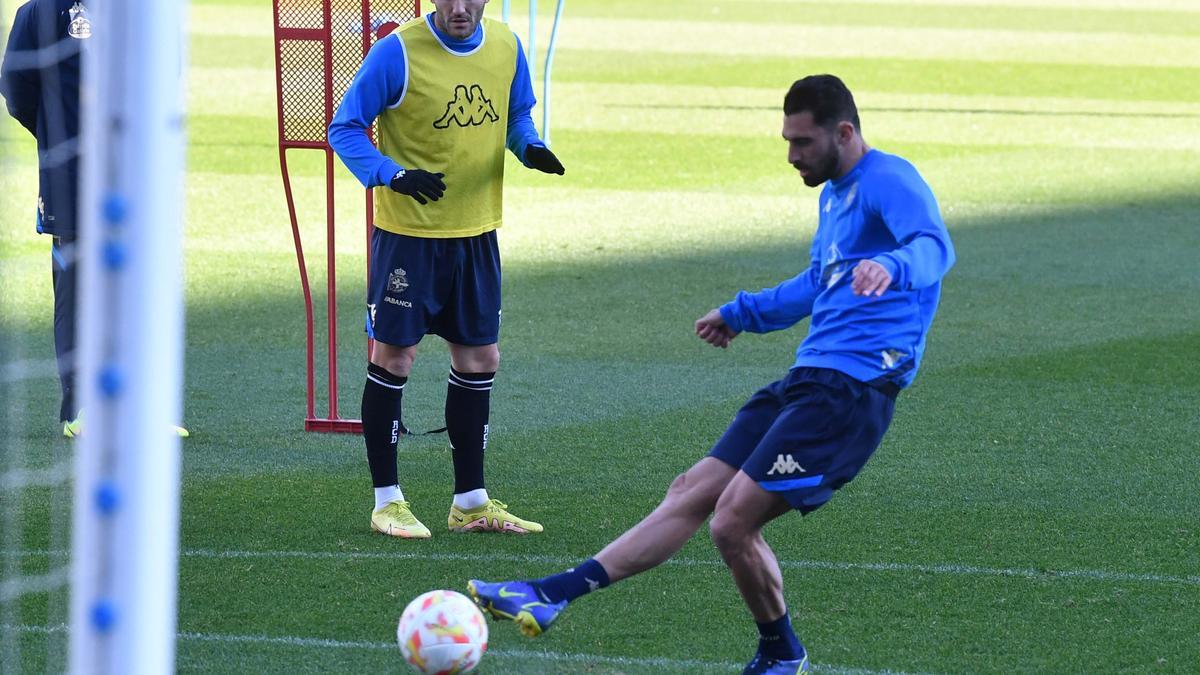 Arturo, en un entrenamiento con el Deportivo de La Coruña